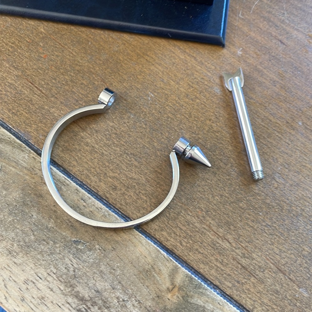 New Arrow Stainless Steal Screw in Bracelet - Picture 5 of 6
